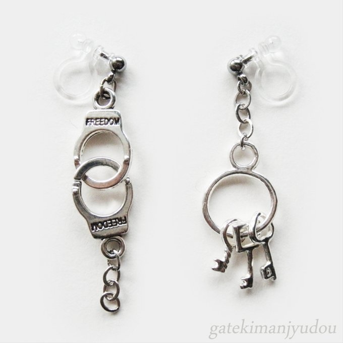 手錠と鍵の束の樹脂ノンホールピアス【ピアス等変更可】