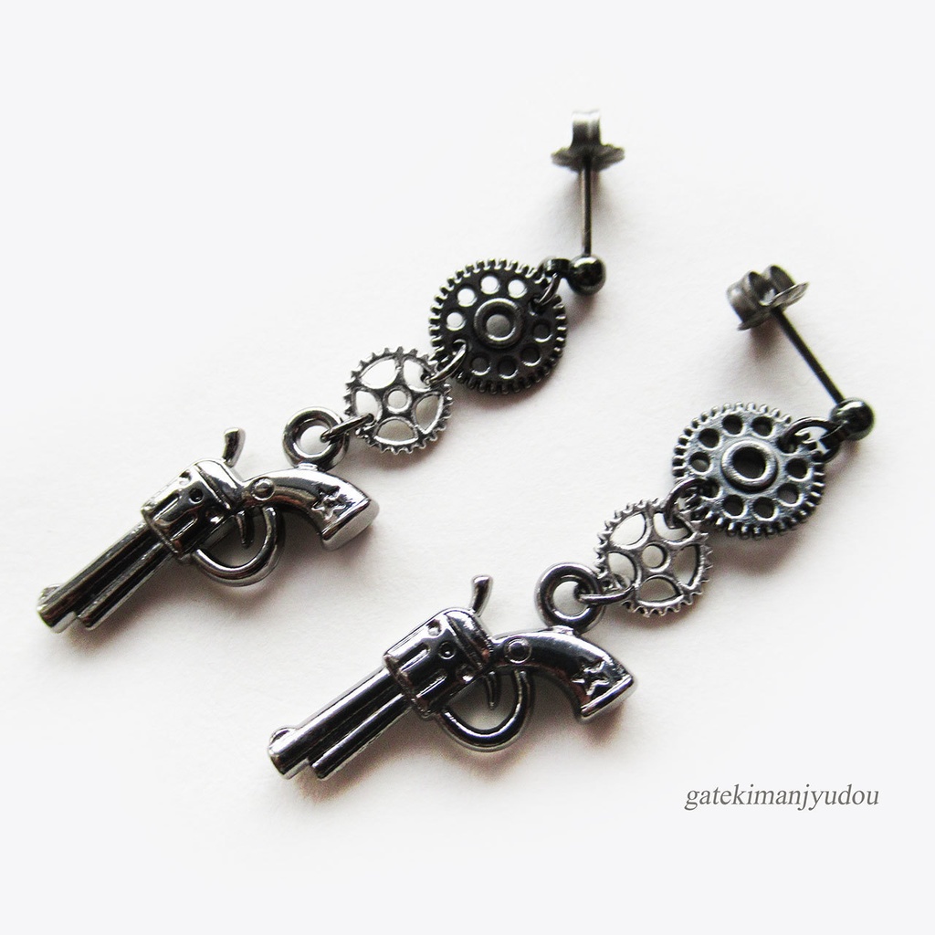 ピストル×歯車チタンピアス【イヤリング等変更可】