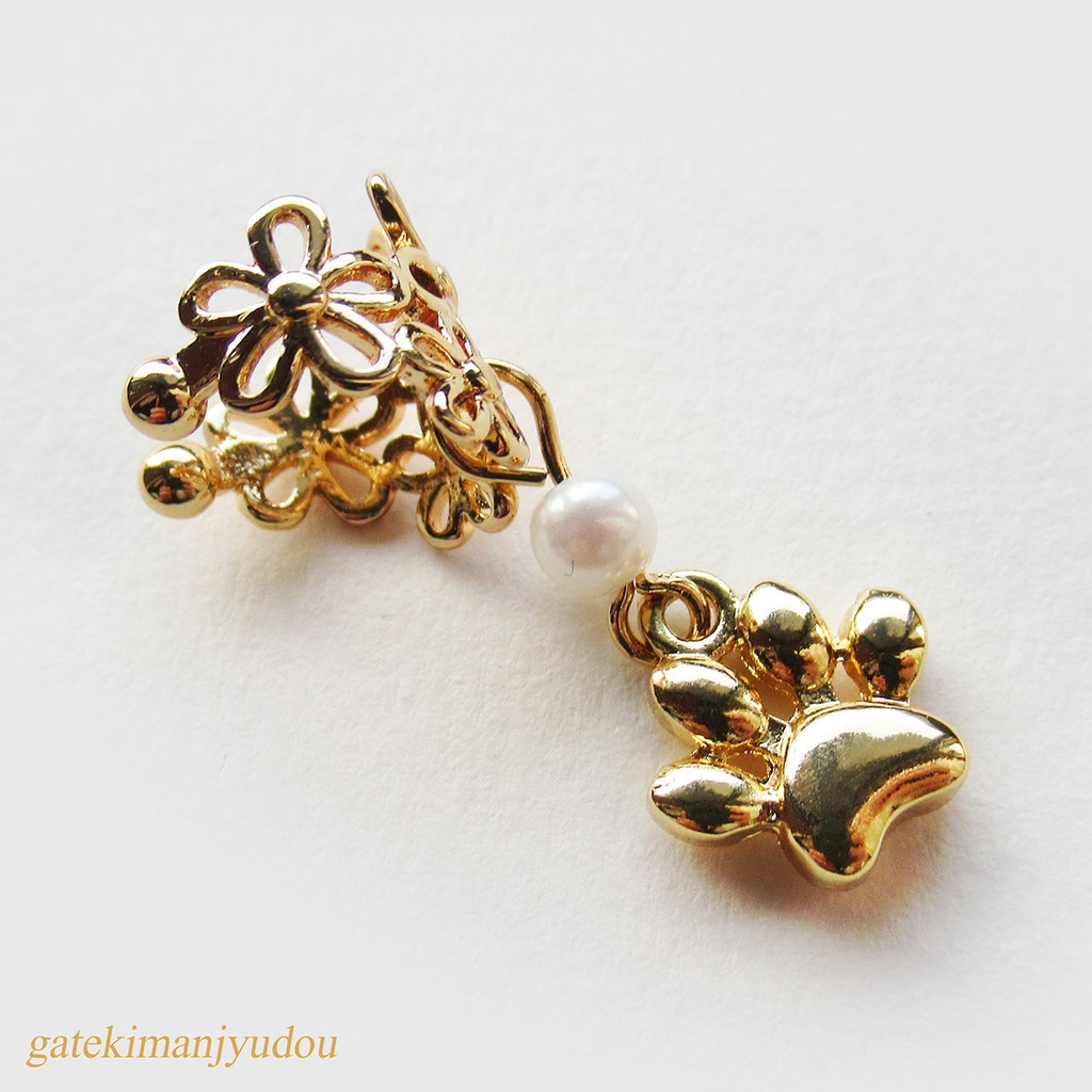 肉球と花のイヤーカフ/G【ビーズの色変更可】