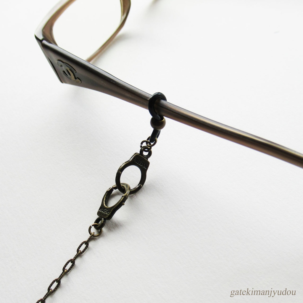 手錠のアンティーク風メガネチェーン
