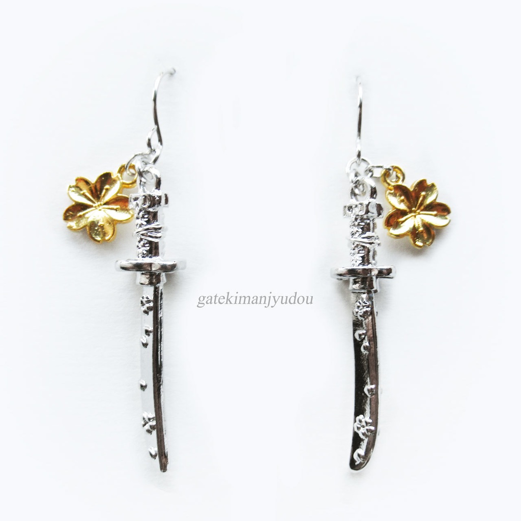 日本刀と桜のピアス【イヤリング等変更可】
