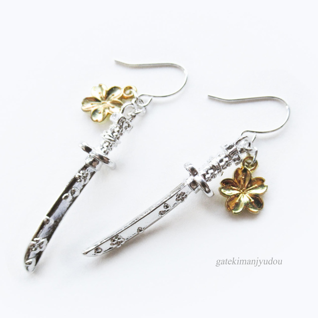 日本刀と桜のピアス【イヤリング等変更可】