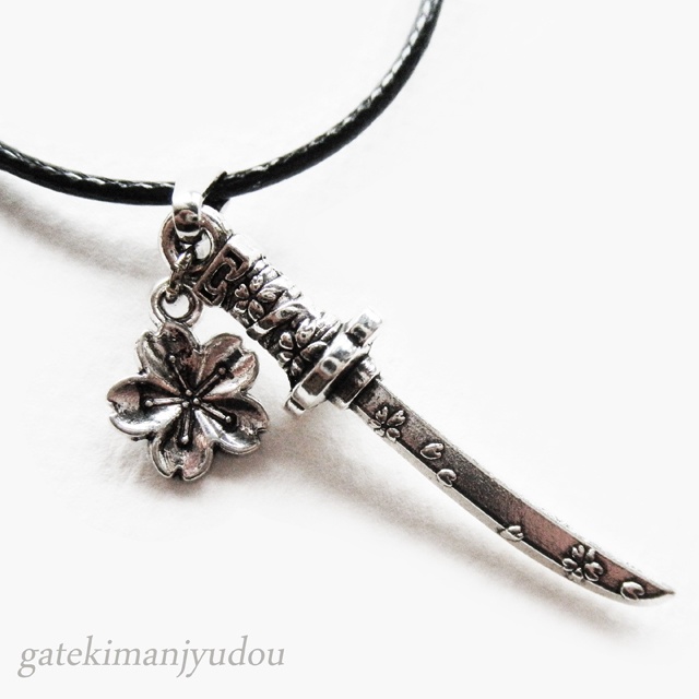 日本刀と桜のレザー調ネックレス【長さ変更可】