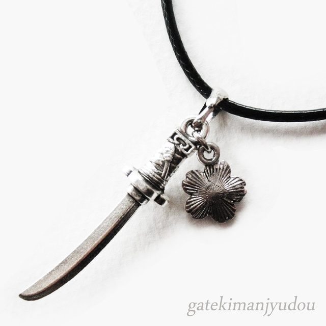 日本刀と桜のレザー調ネックレス【長さ変更可】