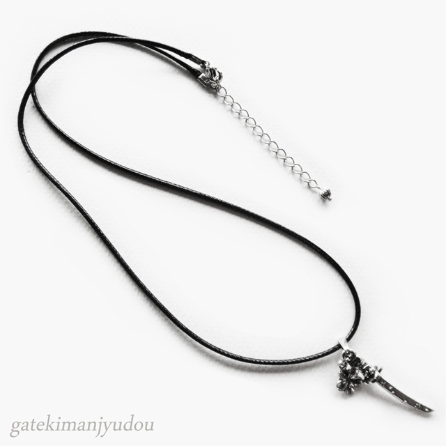 日本刀と桜のレザー調ネックレス【長さ変更可】