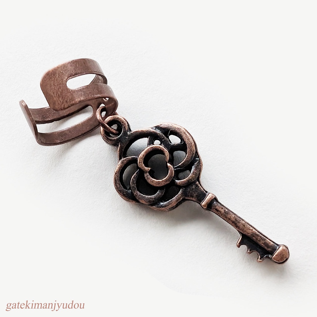 薔薇の鍵のイヤーカフ