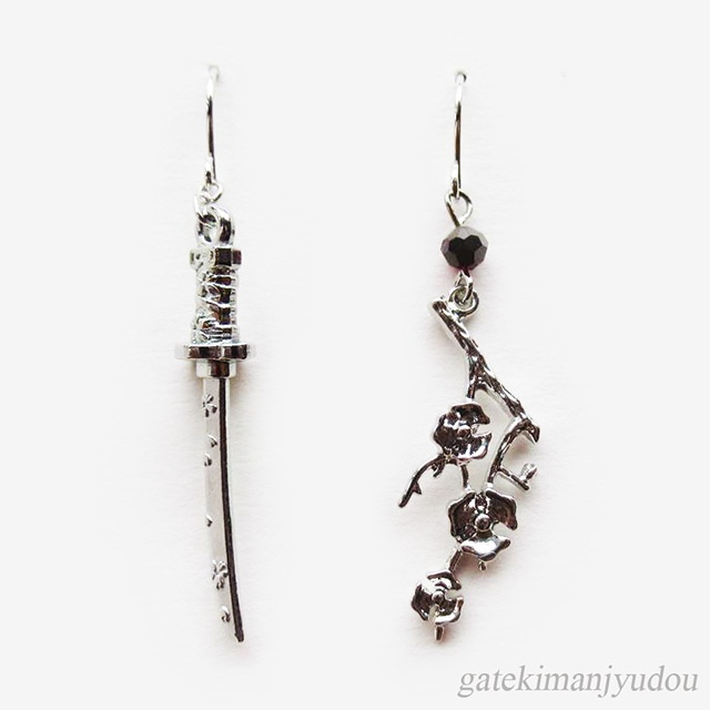 〈ビーズの色が選べる〉日本刀と梅枝のピアス【イヤリング等変更可】