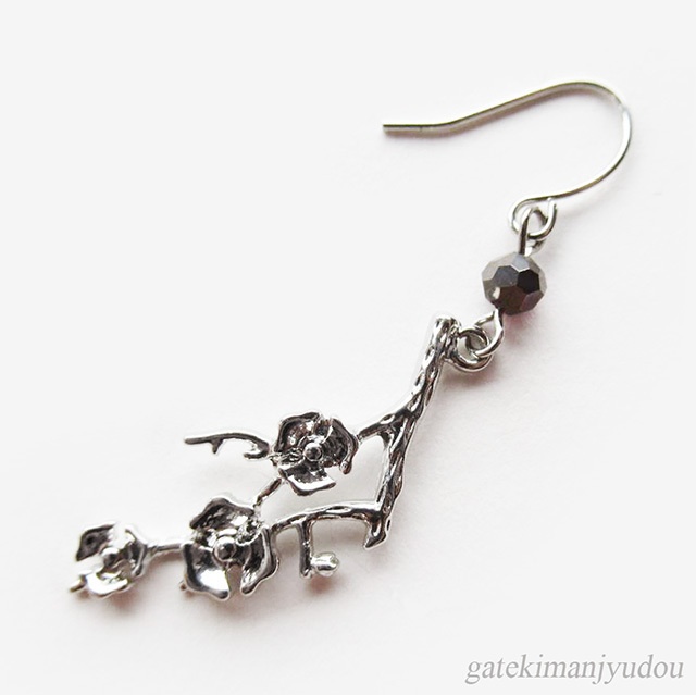 〈ビーズの色が選べる〉日本刀と梅枝のピアス【イヤリング等変更可】