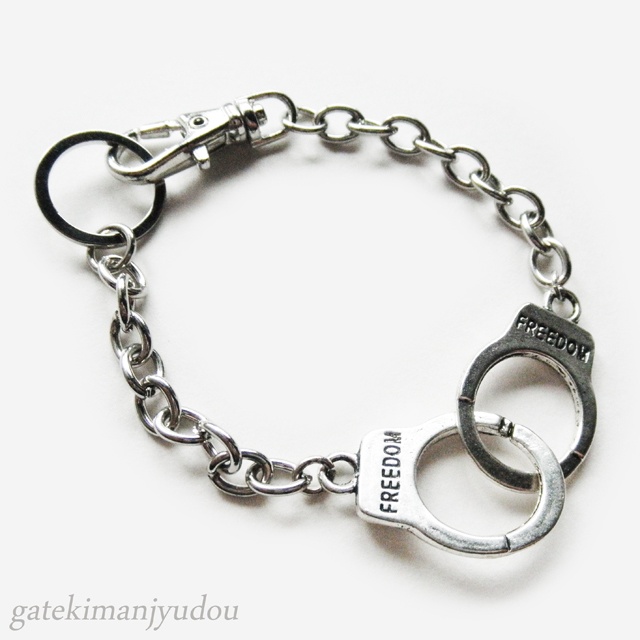 手錠のバッグチャーム