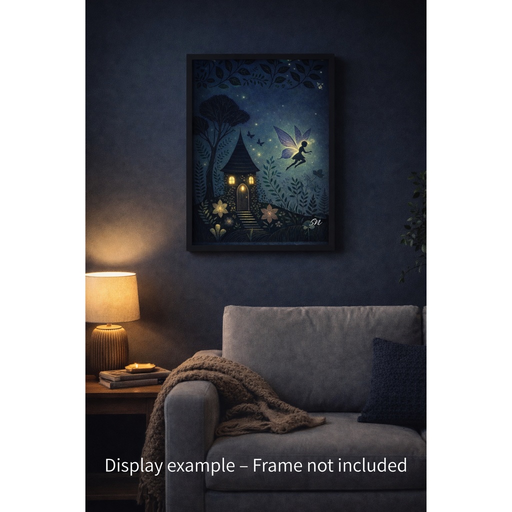 夜の森に灯る小さな家と妖精