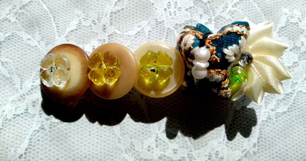 インド刺繍リボンヘアクリップ《舞い上がる願い》