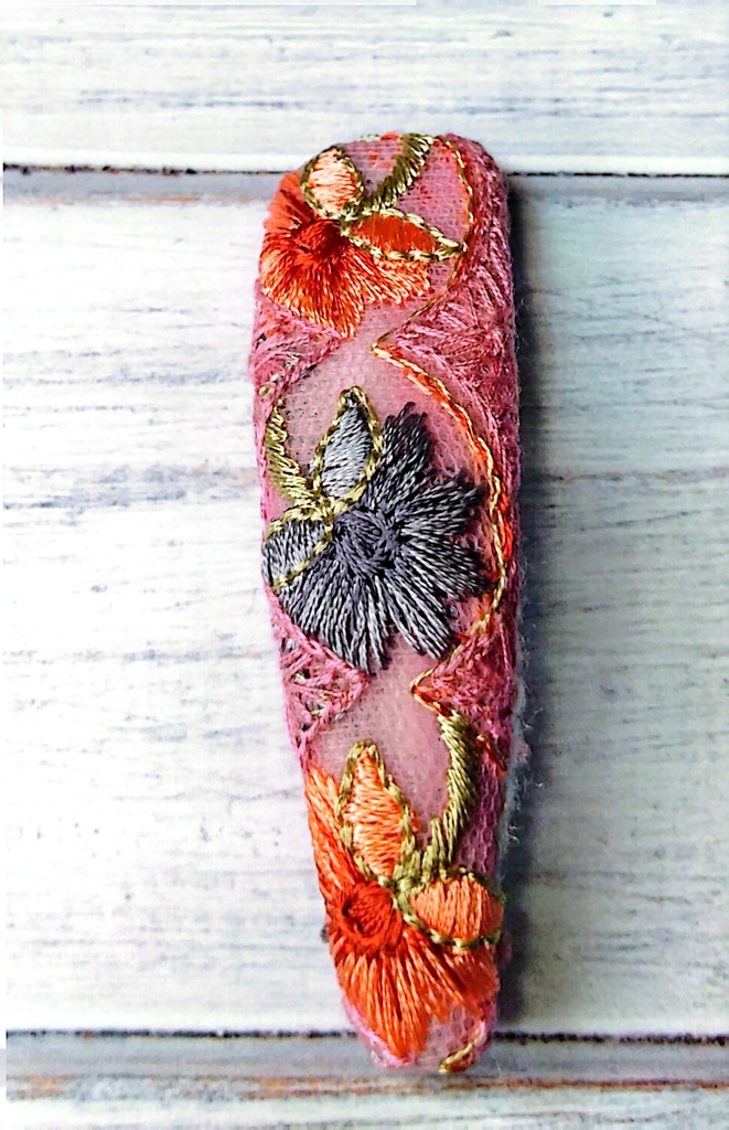 インド刺繍リボンパッチン留め《カノンを奏でて》