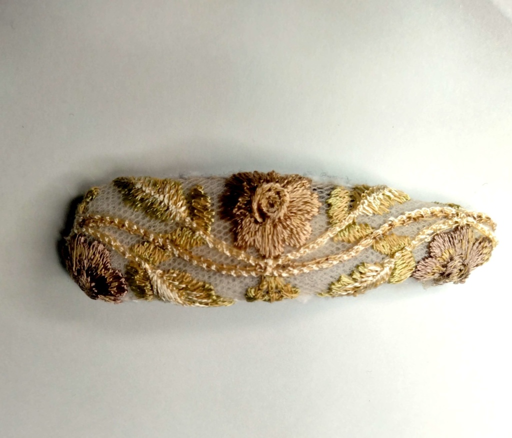 インド刺繍リボンパッチン留め《貴婦人の冬》