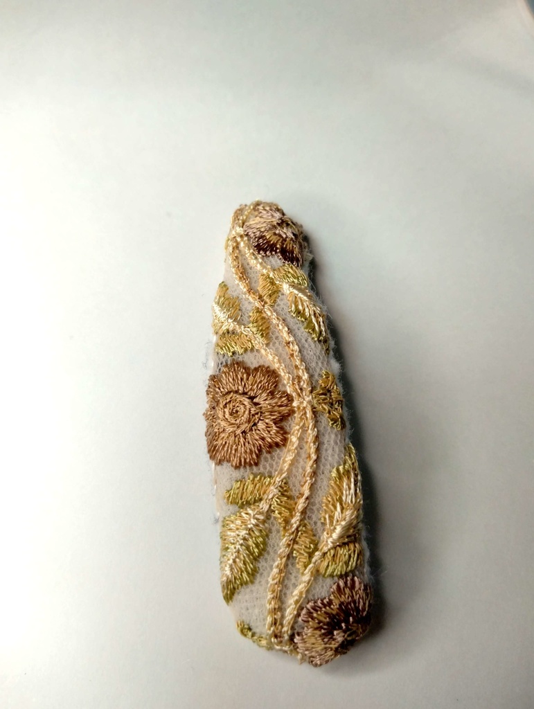 インド刺繍リボンパッチン留め《貴婦人の冬》