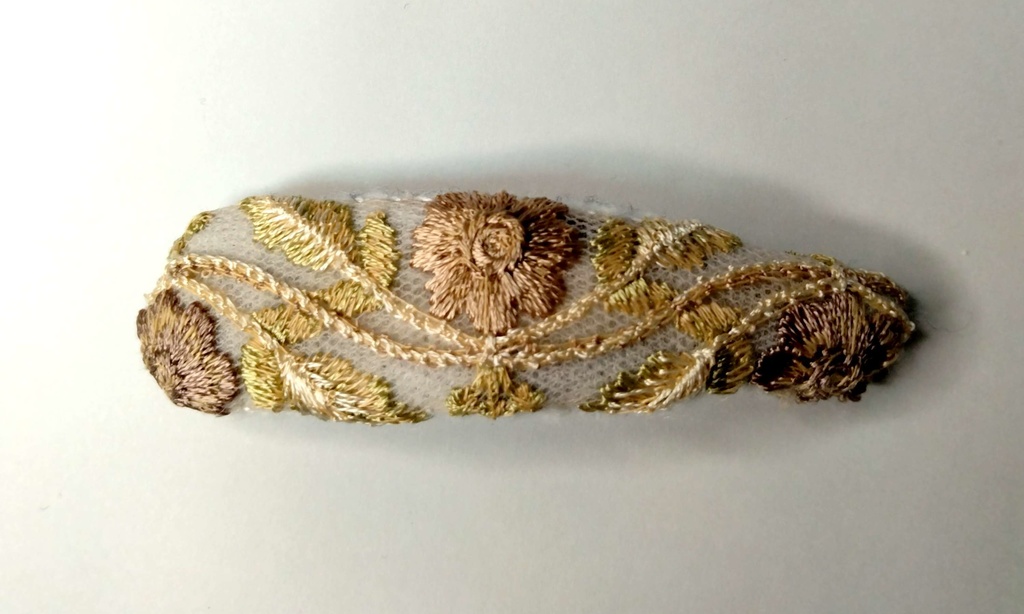 インド刺繍リボンパッチン留め《貴婦人の冬》