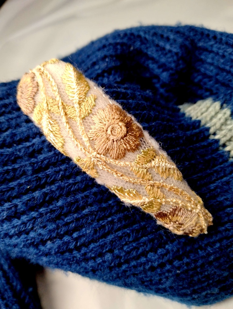 インド刺繍リボンパッチン留め《貴婦人の冬》