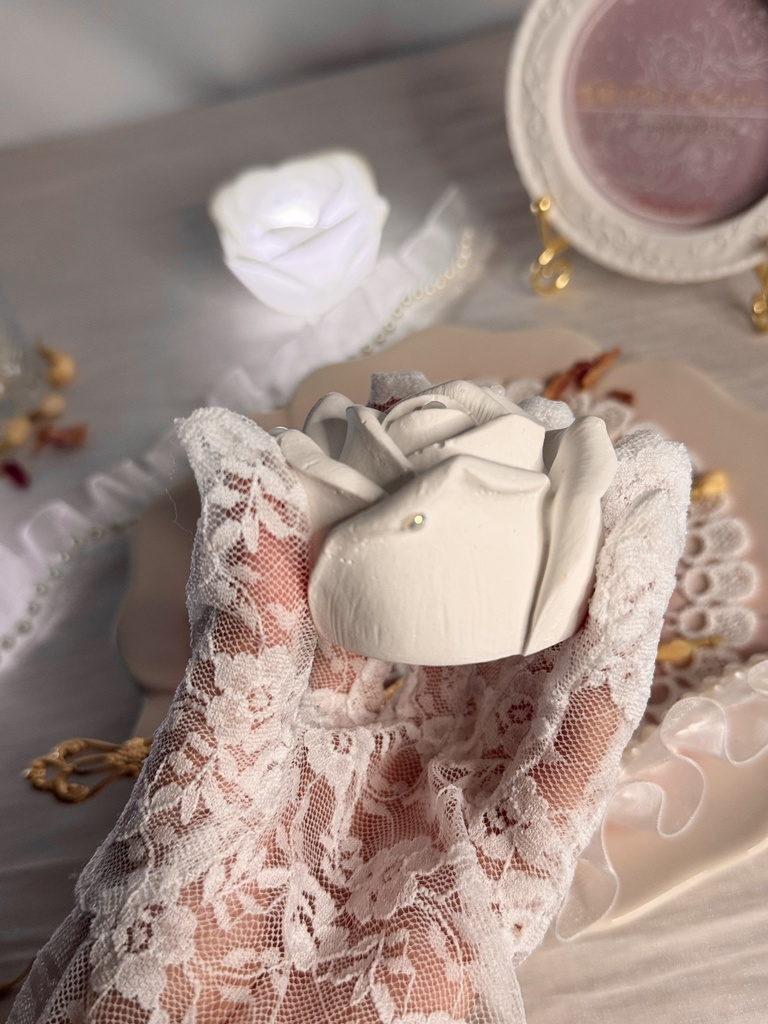 【雪解けのミルクローズ】シリーズ第2弾!~白薔薇の貴婦人~(アロマストーン)ラッピング付き