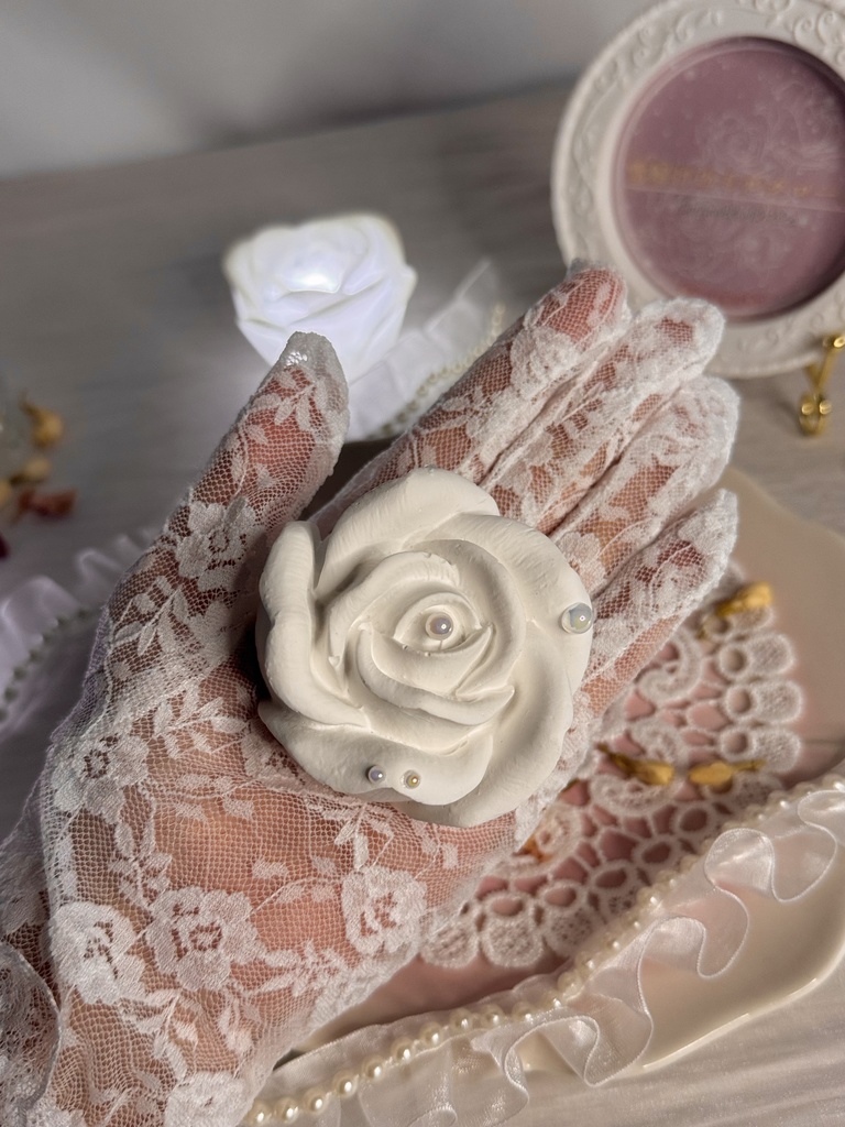 【雪解けのミルクローズ】シリーズ第2弾!~白薔薇の貴婦人~(アロマストーン)ラッピング付き