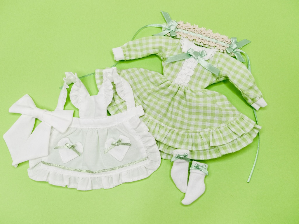 22cmサイズ ドール服 ギンガムチェックエプロンドレスセット