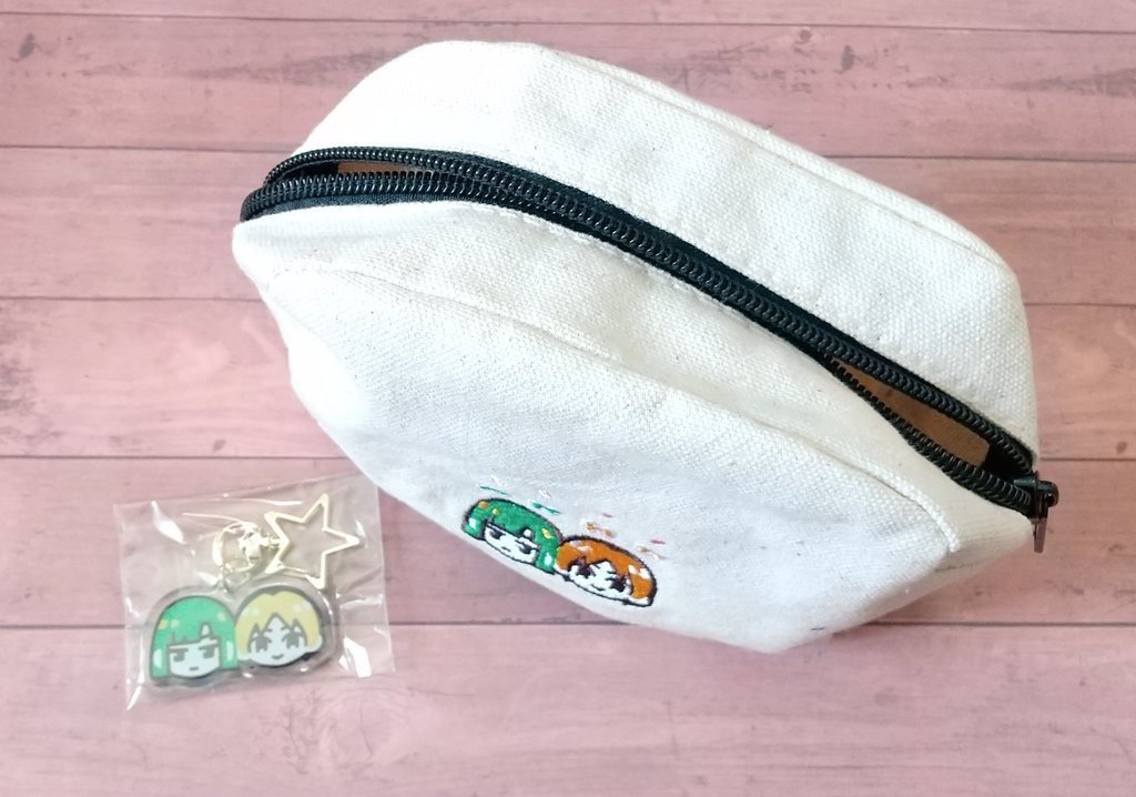 アキヒカ刺繍ポーチとアクキー