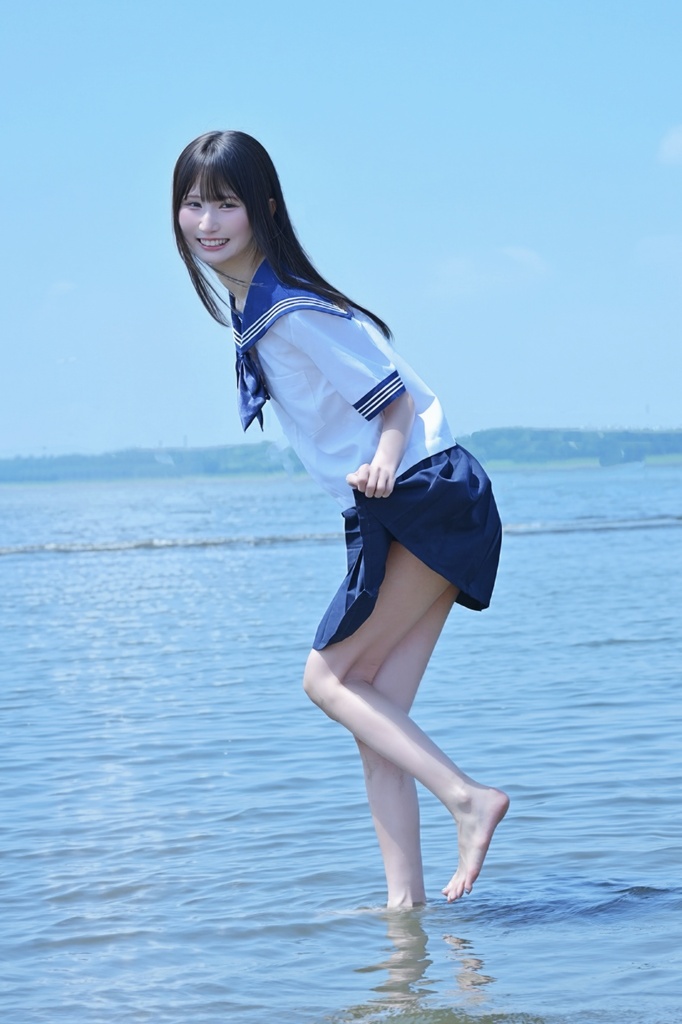 C108新刊 写真集　「制服の足音」