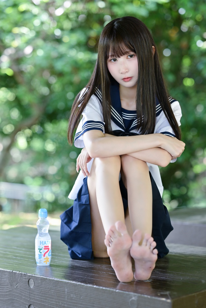C108新刊　download写真集「制服の足音」