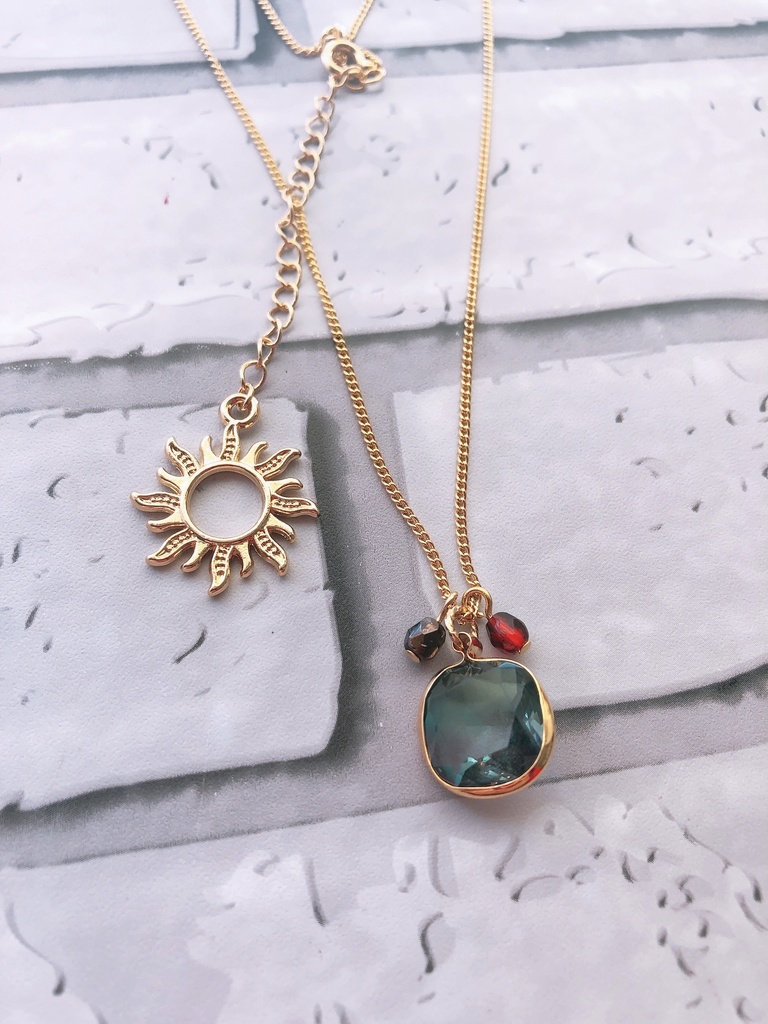 色硝子の首飾り・炭