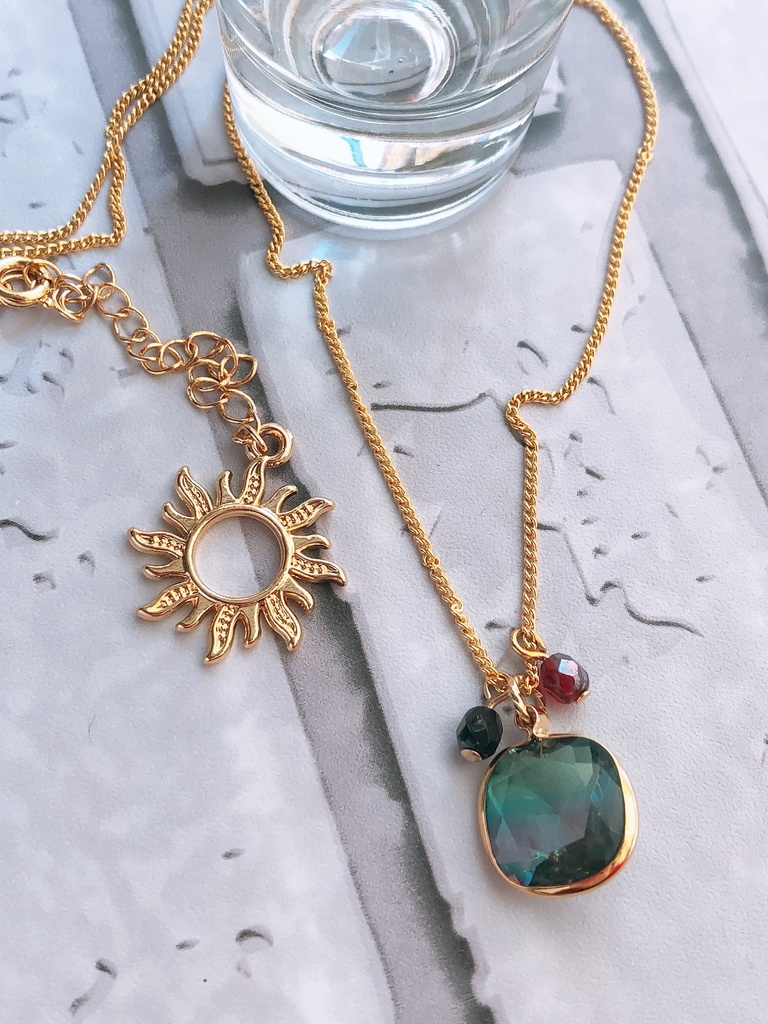 色硝子の首飾り・炭