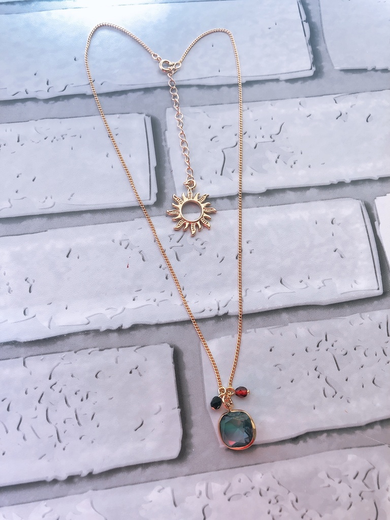 色硝子の首飾り・伊