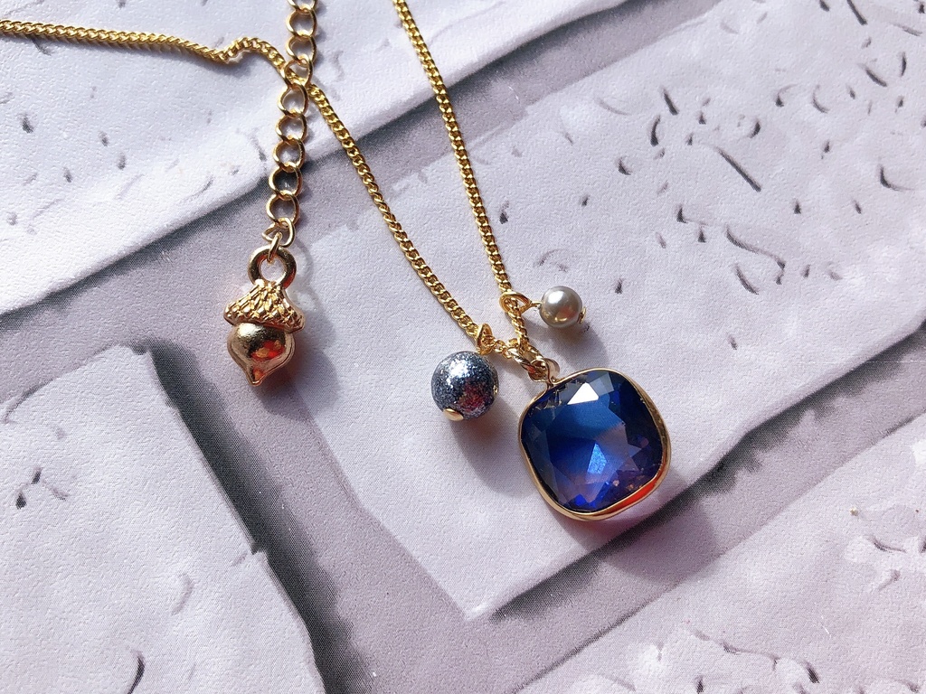 色硝子の首飾り・伊