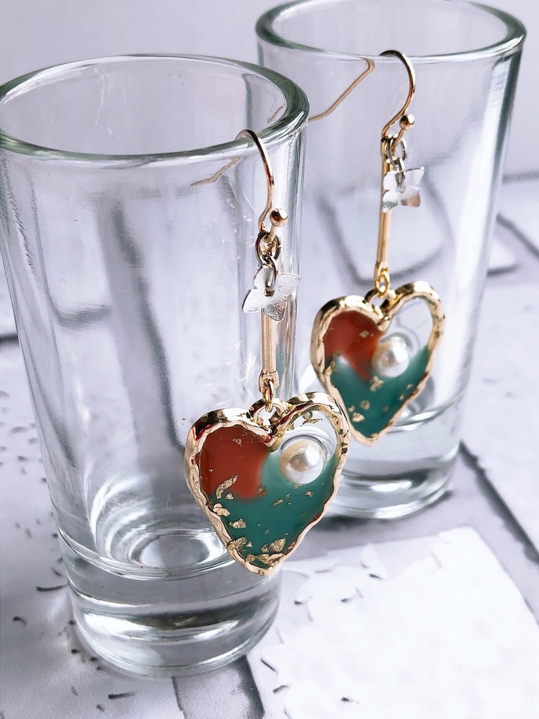 会社員の不安定なハートのピアス/イヤリング