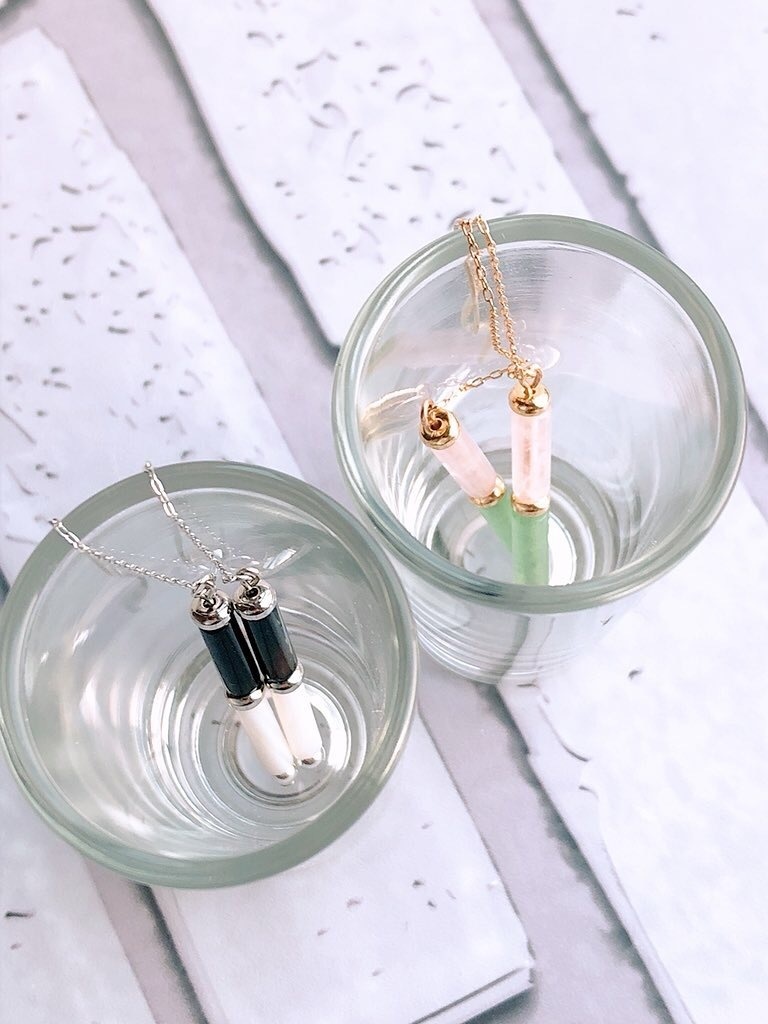 半貴石の耳飾り・蛇、恋、珠愈