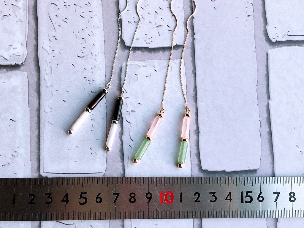 半貴石の耳飾り・蛇、恋、珠愈