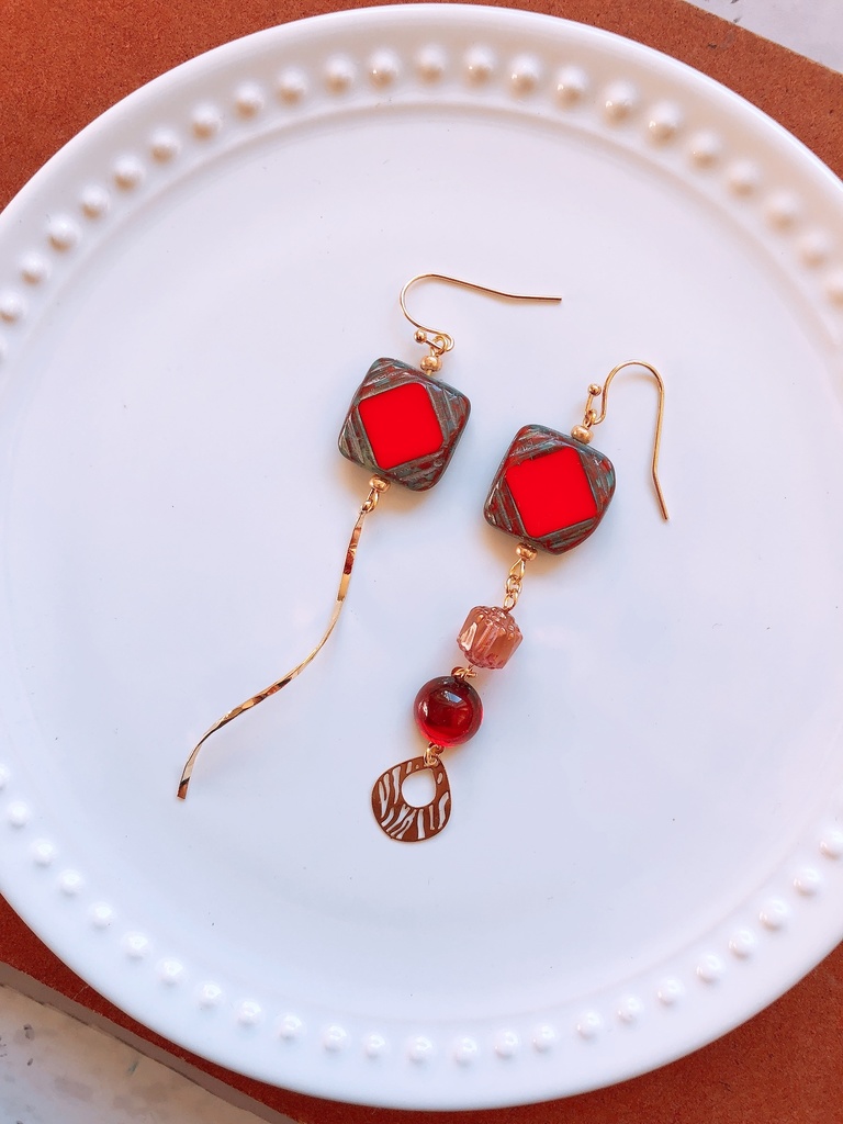 【じゅ】お揃いチェコのピアス(五・宿・虎・伏・釘)