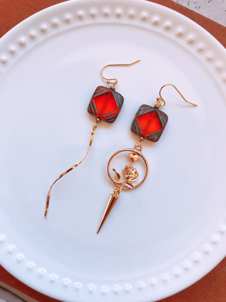 【じゅ】お揃いチェコのピアス(五・宿・虎・伏・釘)