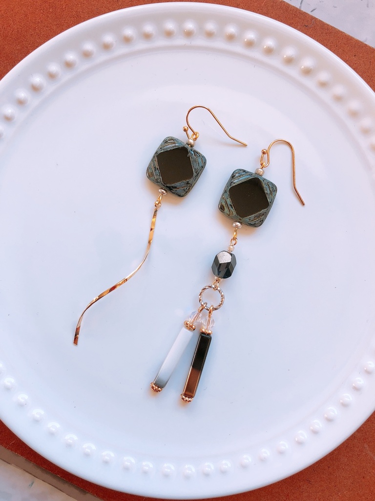 【じゅ】お揃いチェコのピアス(五・宿・虎・伏・釘)