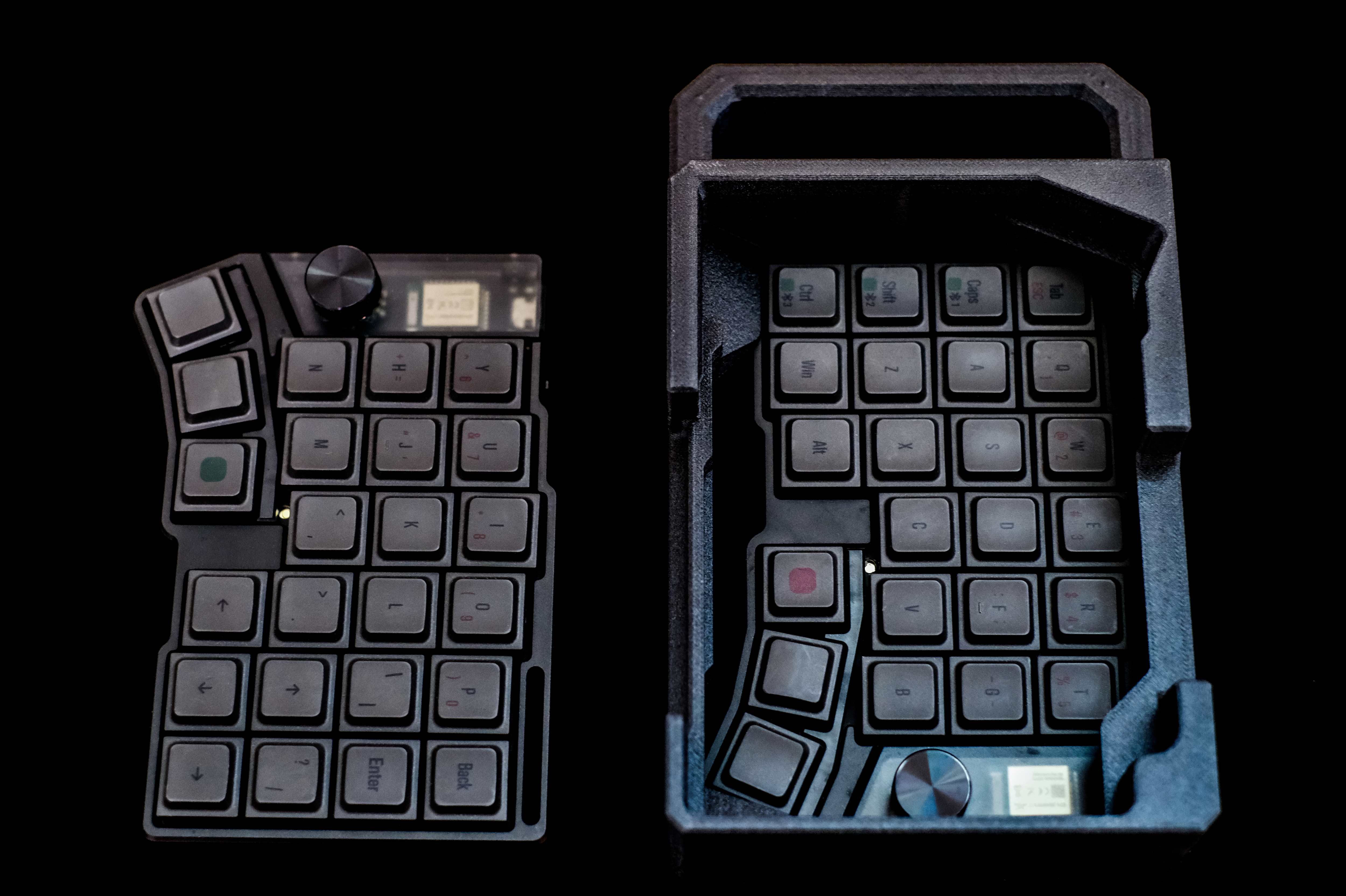 本製品は、無線分割キーボード「Cornix LP」専用に設計されたハードキャリーケースです。
ケース本体とケースカバーはマグネットでしっかり固定されます。
耐久性に優れたPETG-GF(ガラス繊維強化PETG)を使用しています。
◯寸法:W188 x D120 x T55 mm
※横置き時、取っ手含む