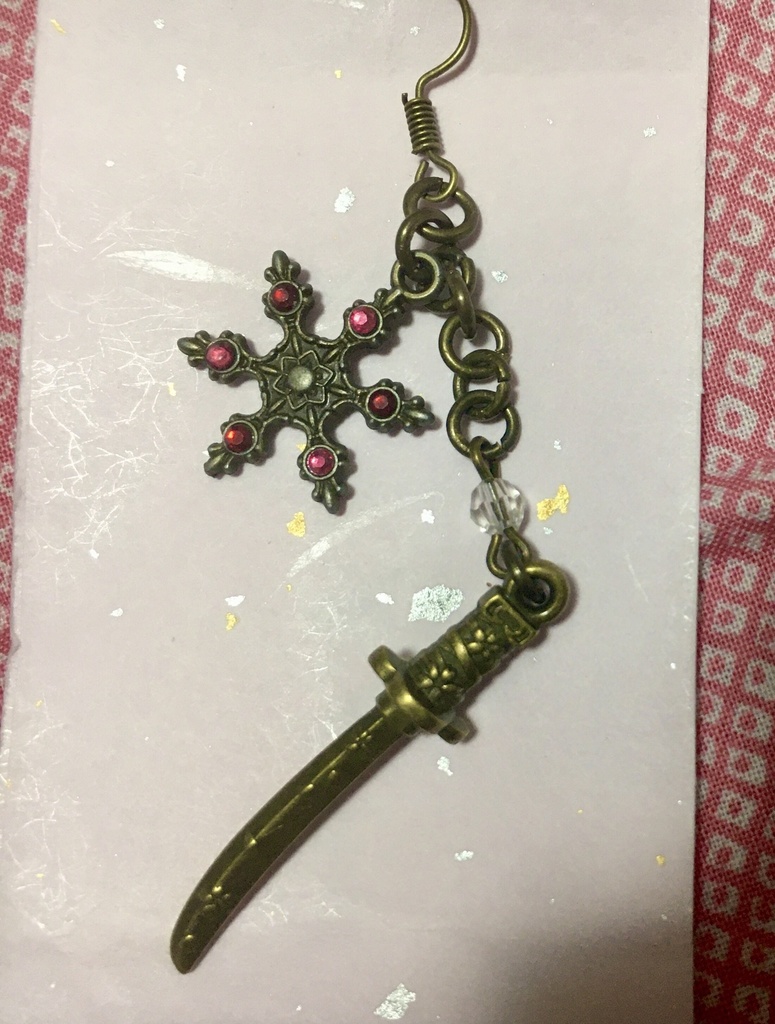 アンティーク調 雪刃ピアス 赤&桃色