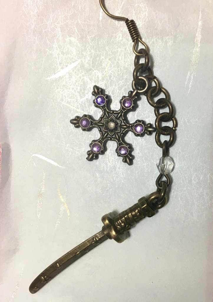 アンティーク調 雪刃ピアス 紫