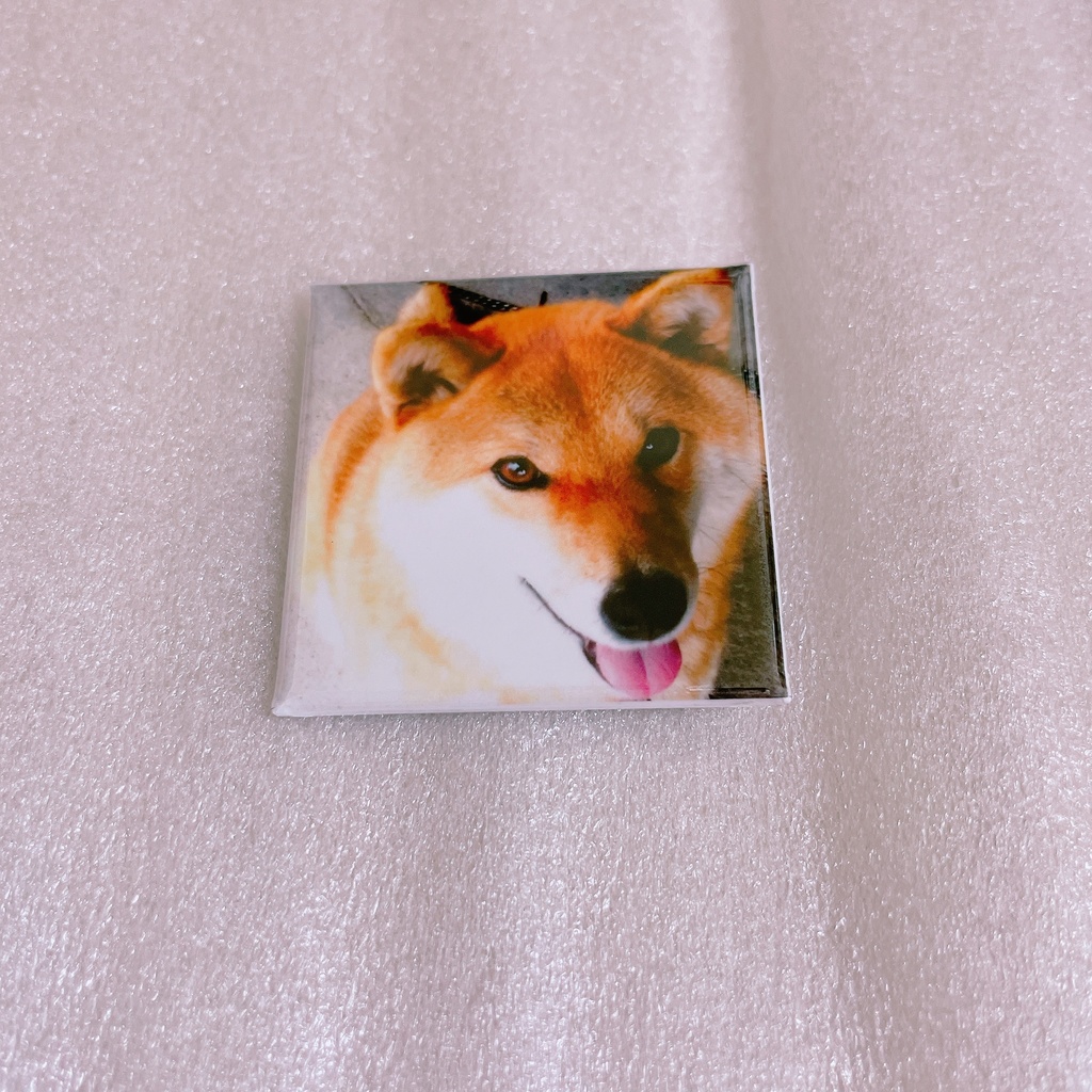 舌ぺろ缶バッジ