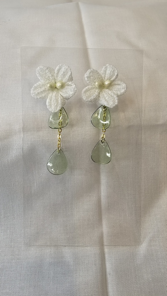 白い花のイヤリング