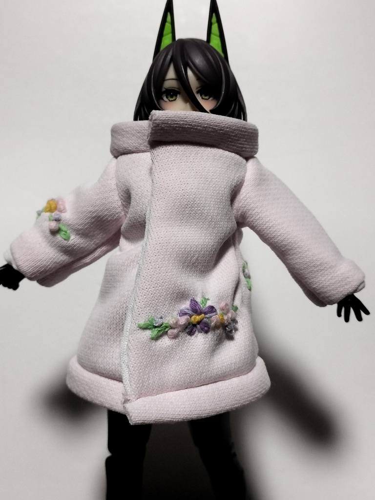 紫の花の刺繍上着