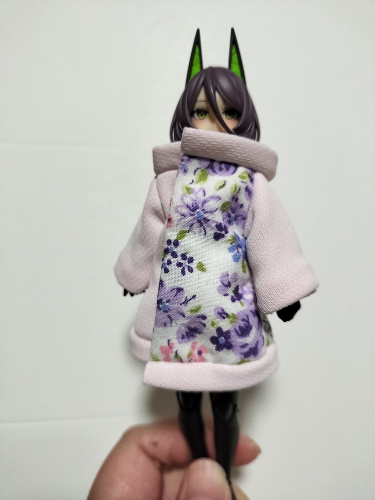 紫の花柄の上着