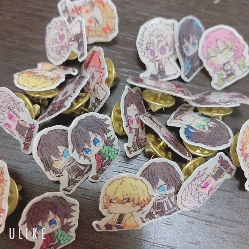 きめつのおすわりピンバッジ