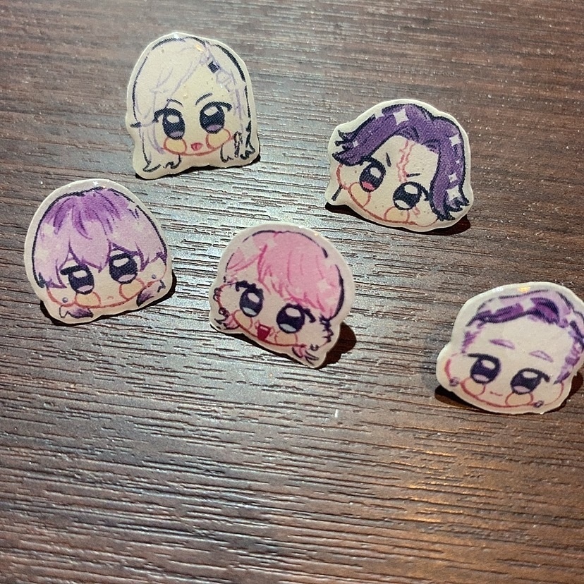 マンジ ピンバッジ 顔