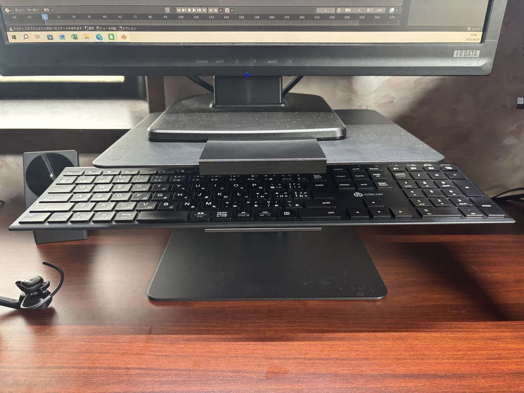 モニター下に収納できるキーボードスタンド