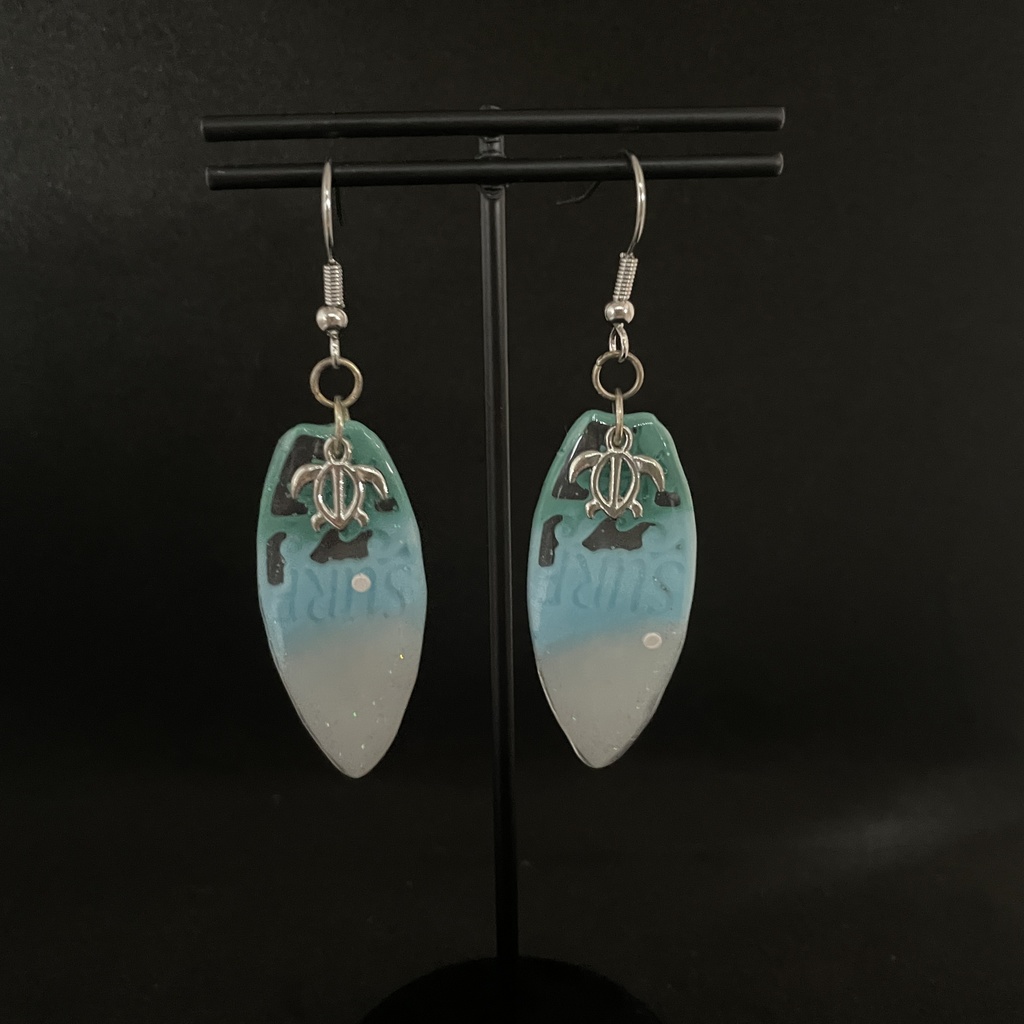 【イヤリング変更可】ウミガメとサーフボードのピアス