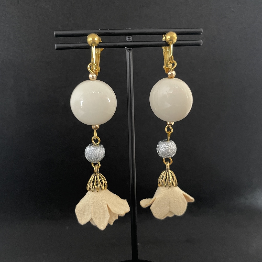 【ピアス交換可】大きめビーズとフェルトフラワーのイヤリング