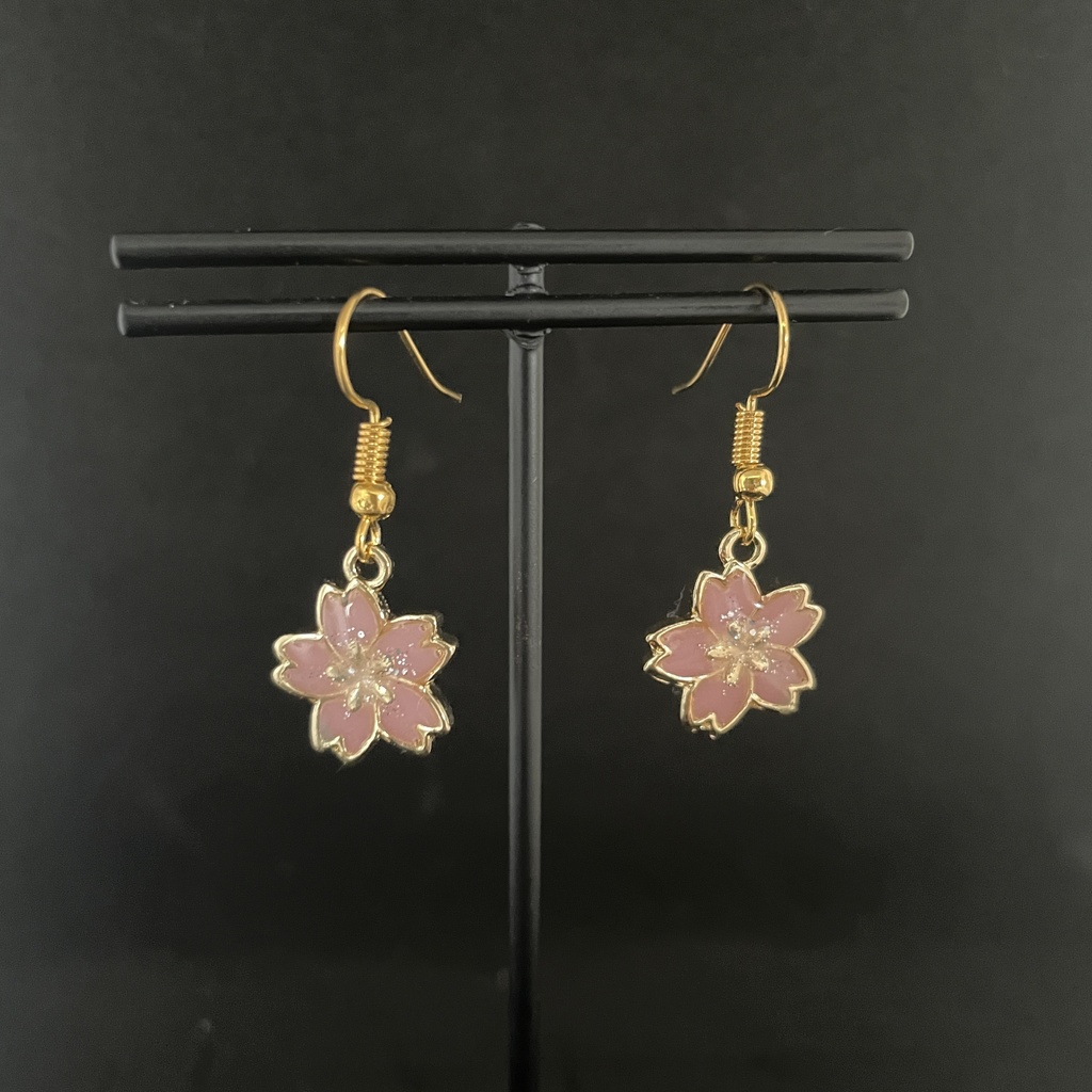 ゆらゆらゆれる桜のピアス