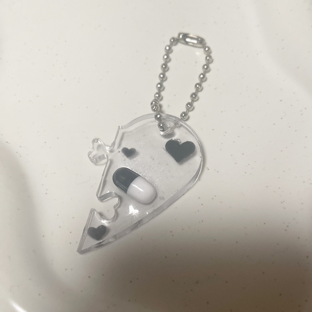 キーホルダー　片割れハート　ブラック　右　